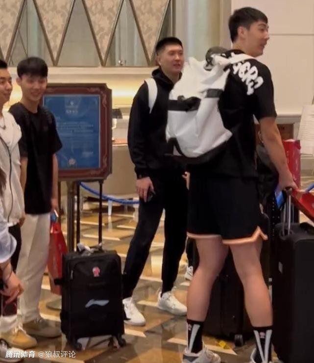 听到叶辰的话，萧海龙鄙夷一笑，讥讽道：叶辰，你就装吧，你不过就认识几个混地下的杂碎而已，还真以为自己是什么大人物了？我还真不信你能请来什么权贵。
